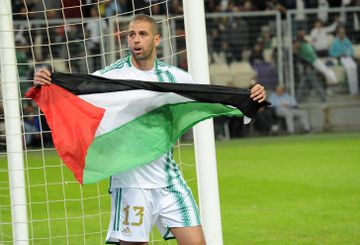 Islam Slimani marca pela Argélia e celebra com bandeira da Palestina (vídeo)