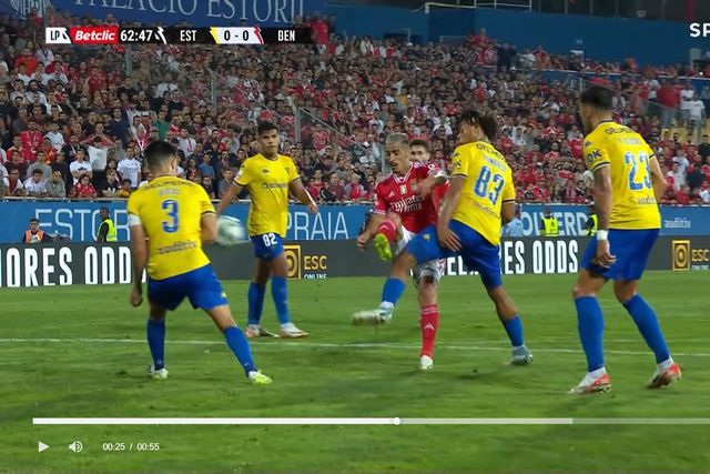 Comunicações do VAR: O penálti anulado a favor do Benfica no Estoril