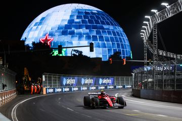 Fórmula 1: tampa de esgoto destrói fundo de Ferrari e cancela primeiros treinos livres