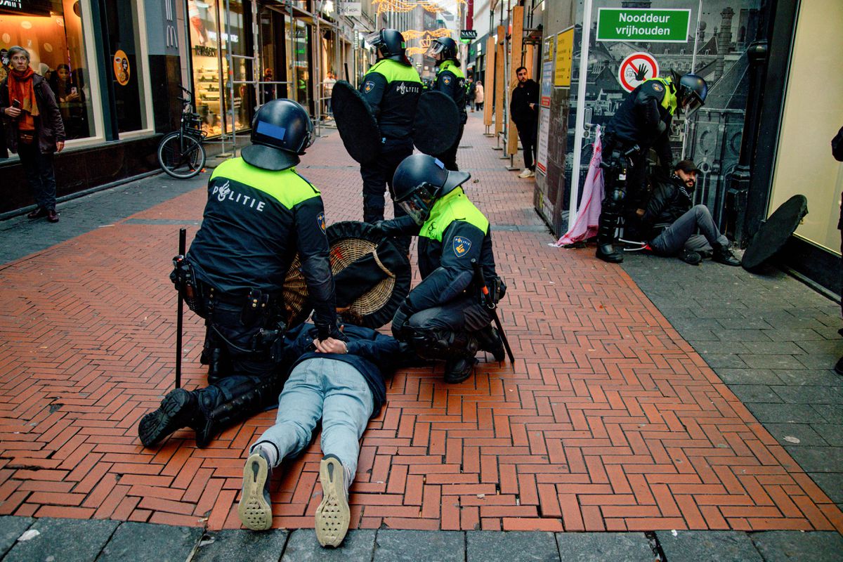 Polícia neerlandesa investiga 45 pessoas por violência em torno do Ajax-Maccabi