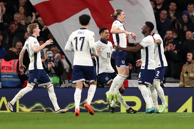 Inglaterra volta à elite com vitória construída em cinco minutos