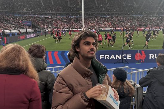Jota assiste ao vivo jogo de râguebi entre França e Nova Zelândia