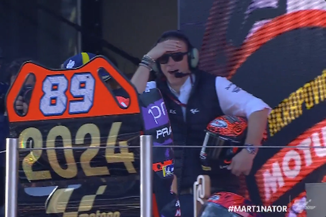 Agarrou o título do Moto GP, mas não teve mãozinhas para… o champanhe (vídeo)