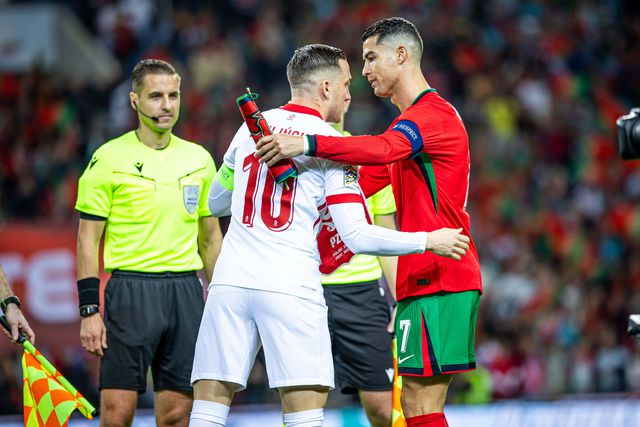 Médio polaco ‘defende-se’ de foto com Ronaldo: «Devia esconder-me num canto?»