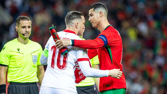 Médio polaco ‘defende-se’ de foto com Ronaldo: «Devia esconder-me num canto?»