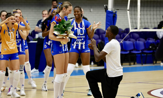 Pedido de casamento no fim do jogo! Kyla Swanson nem queria acreditar (vídeo)