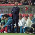 Roberto Martínez de pé ao lado da área técnica da seleção de Portugal, durante um jogo