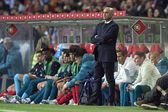 Roberto Martínez de pé ao lado da área técnica da seleção de Portugal, durante um jogo