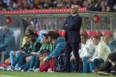 Roberto Martínez de pé ao lado da área técnica da seleção de Portugal, durante um jogo