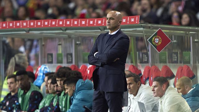 Roberto Martínez de pé ao lado da área técnica da seleção de Portugal, durante um jogo