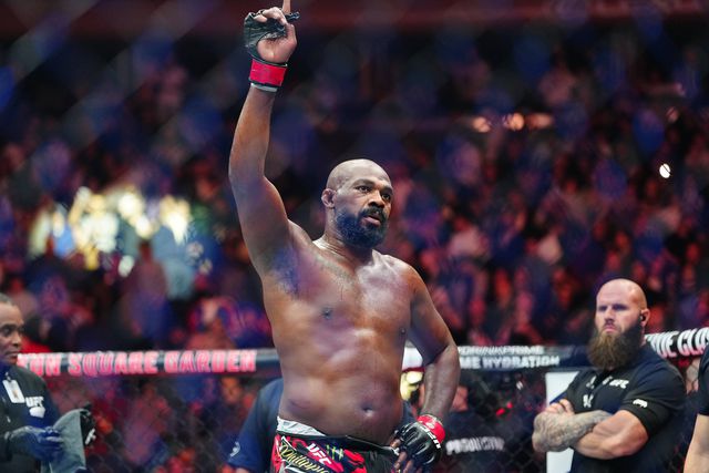Vídeo: Jon Jones revalida título do UFC e presenteia Trump