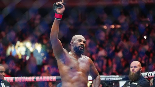 Vídeo: Jon Jones revalida título do UFC e presenteia Trump