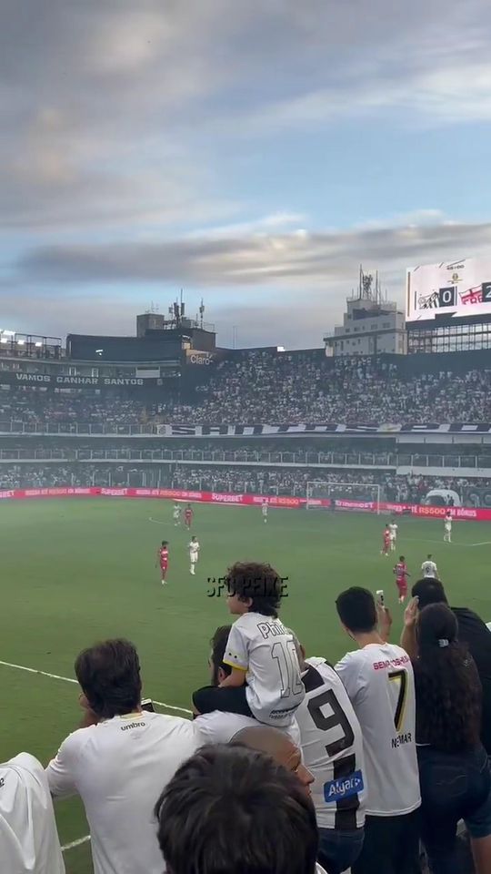 «Vai-se f...»: adeptos do Santos contra treinador na... festa do título!