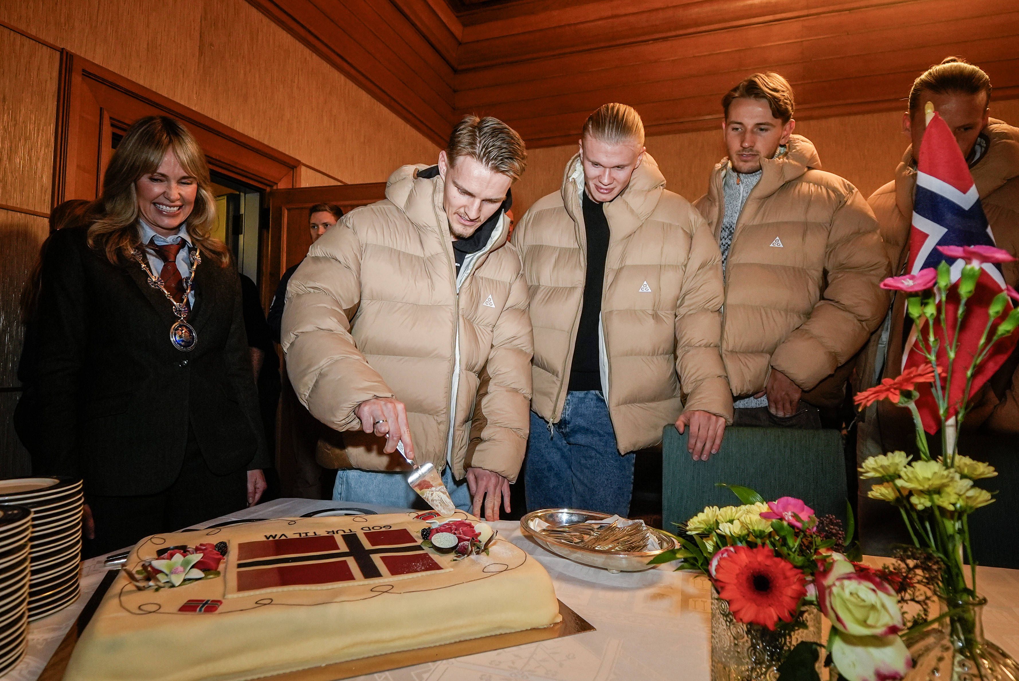 Jogadores da Noruega recebidos por milhares de adeptos