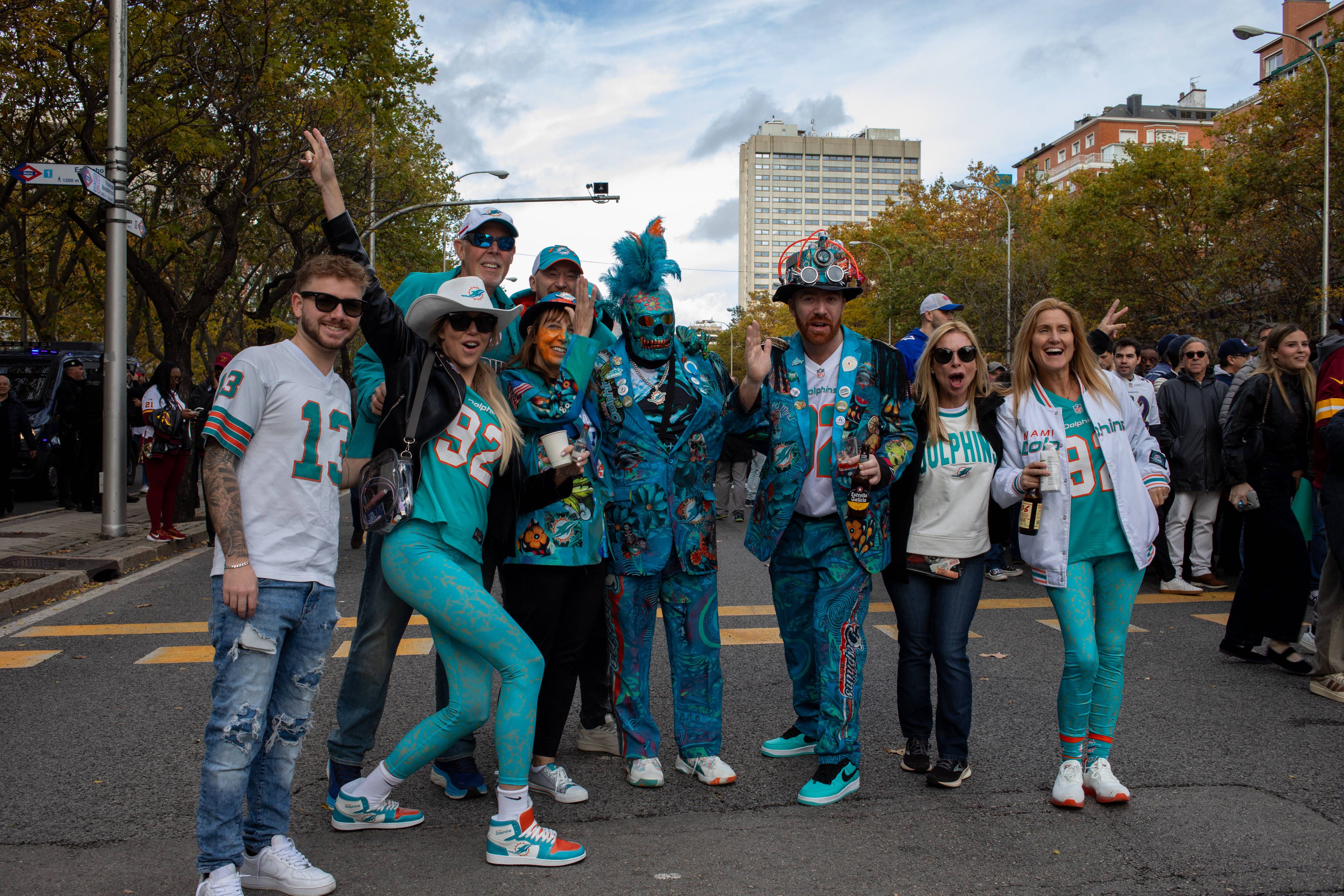 Adeptos dos Miami Dolphins nas ruas de Madrid antes do jogo da NFL no Bernabéu - Foto: IMAGO