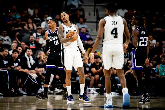 De'Aaron Fox de costas - X dos San Antonio Spurs