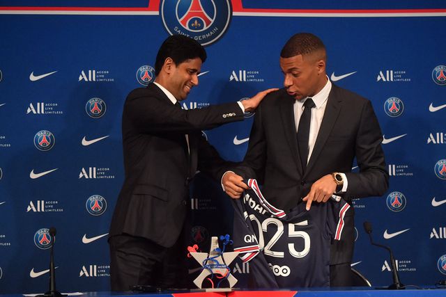 Nasser Al-Khelaifi, presidente do PSG, com Kylian Mbappé