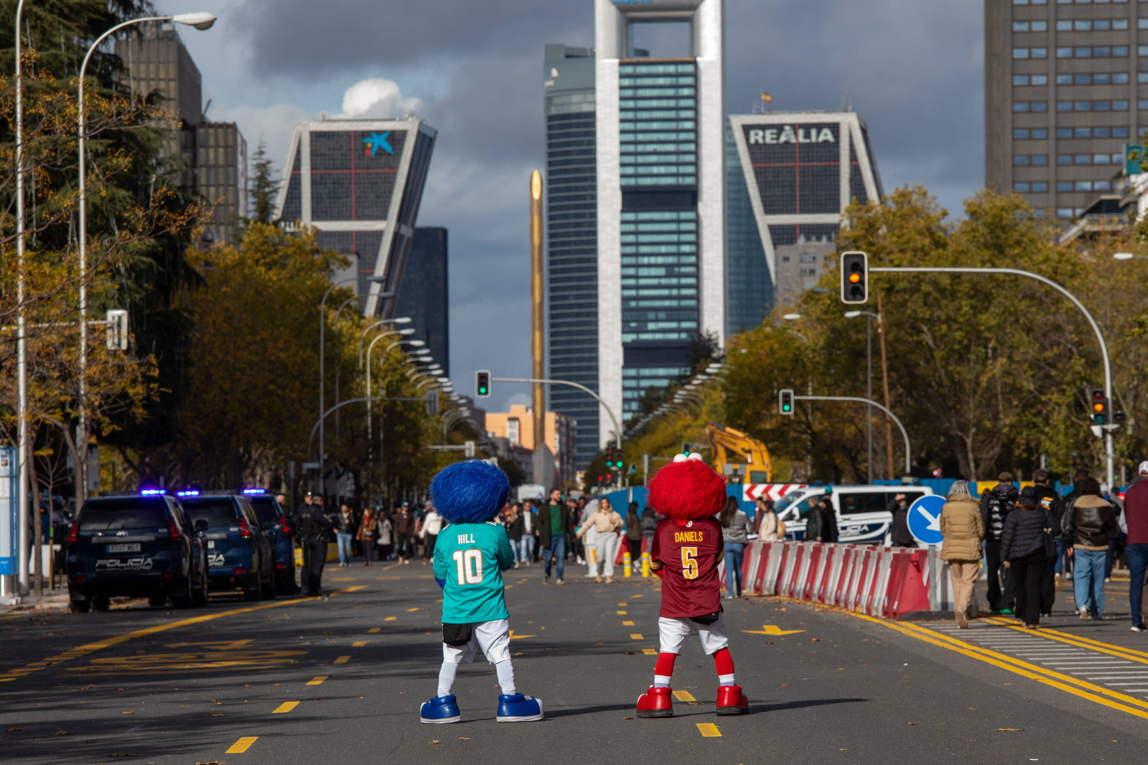 Dupla rival posa em Madrid antes do duelo entre Miami Dolphins e Washington Commanders - Foto: IMAGO