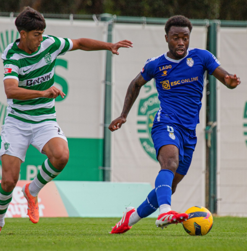 Camisola 8 é preponderante nas dinâmicas do conjunto orientado por Ricardo Costa - Foto: Feirense