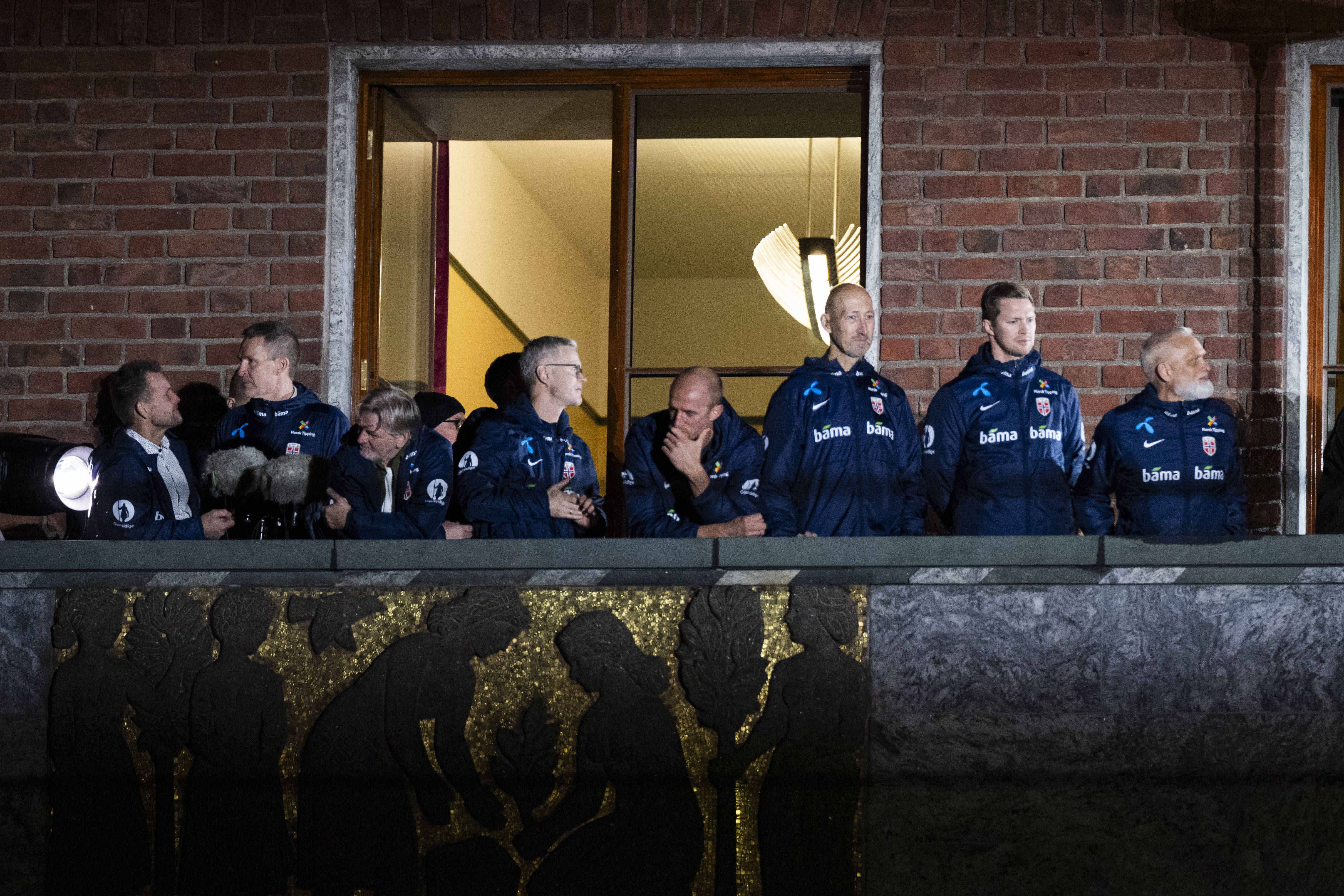 Equipa da Noruega recebida por milhares de adeptos em Oslo