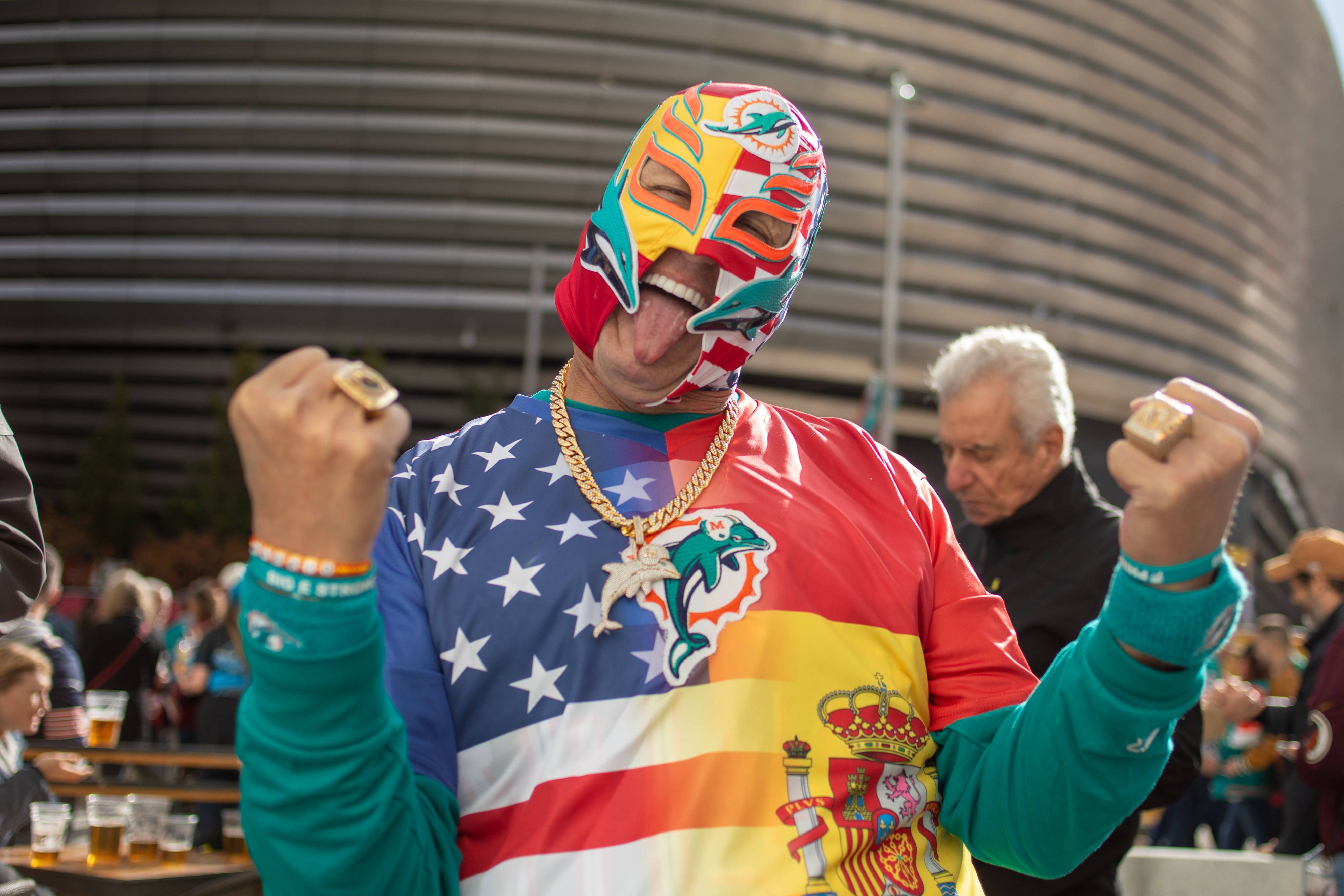 Fã dos Miami Dolphins antes do encontro com os Washington Commanders, em Madrid - Foto: IMAGO