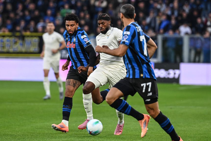 Nuno Tavares, lateral-esquerdo da Lazio, entre dois jogadores da Atalanta, Ederson e Davide Zappacosta