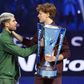 Carlos Alcaraz e Jannik Sinner cumprimentam-se após final do ATP Finals