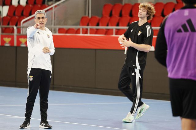 Jota González, treinador do Benfica, em treino na véspera de jogo europeu - Foto: SL Benfica