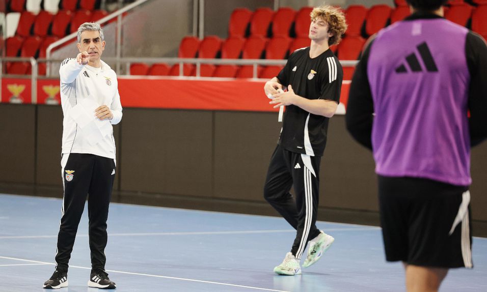 Jota González, treinador do Benfica, em treino na véspera de jogo europeu - Foto: SL Benfica