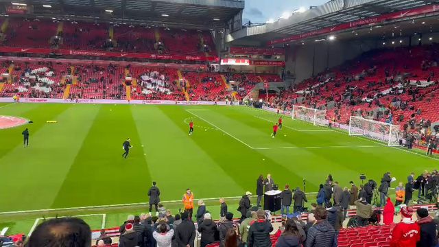 É vez de Alisson (e o público de Anfield começa a acordar)