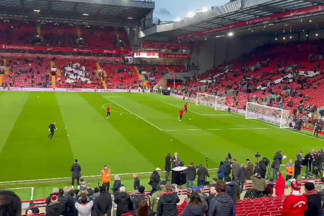 É vez de Alisson (e o público de Anfield começa a acordar)