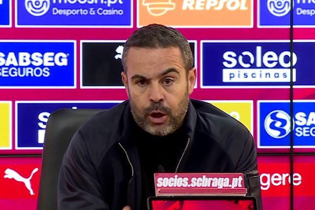 Artur Jorge explica a substituição ainda na primeira parte