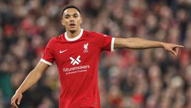 Há um português apontado para substituir Alexander-Arnold