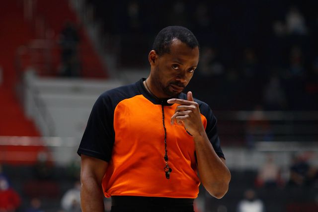 Adepto que dirigiu insultos racistas a árbitro banido de jogos da Euroliga