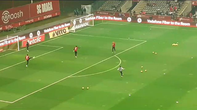 Guarda-redes de SC Braga e Benfica no aquecimento