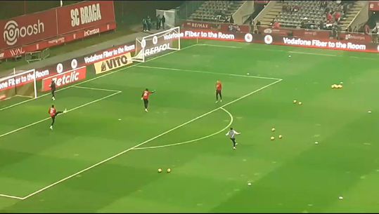 Guarda-redes de SC Braga e Benfica no aquecimento