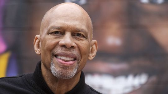 Kareem Abdul-Jabbar, lenda dos Lakers, hospitalizado após forte queda