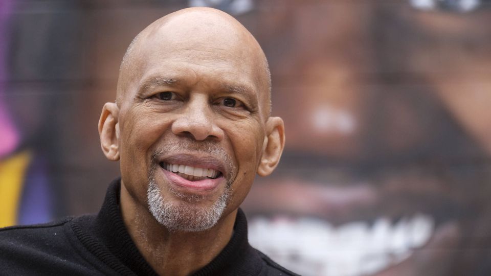 Kareem Abdul-Jabbar, lenda dos Lakers, hospitalizado após forte queda