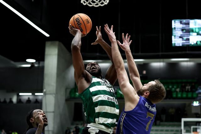 Sporting causa primeira derrota do FC Porto e é cada vez mais líder