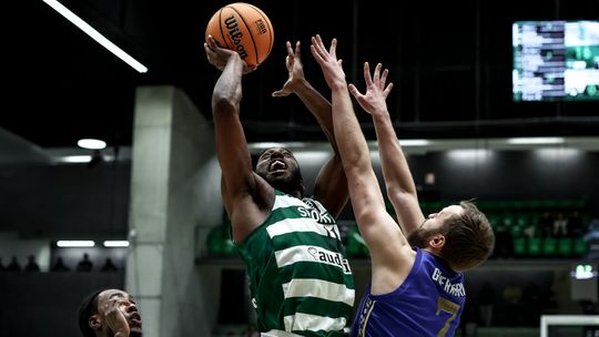 Sporting causa primeira derrota do FC Porto e é cada vez mais líder