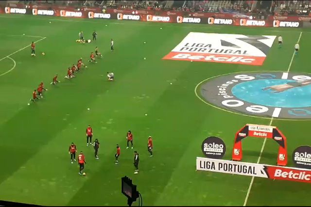 SC Braga e Benfica em aquecimento no relvado