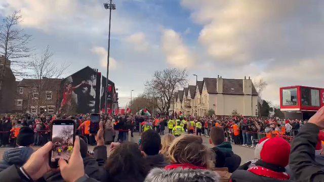 Autocarro do Man. United chega a Anfield e adeptos lembram o 7-0