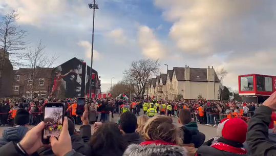 Autocarro do Man. United chega a Anfield e adeptos lembram o 7-0