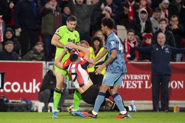 FOTOS E VÍDEO: Dibu Martínez ‘picado’ com Maupay e Unai Emery teve de entrar em campo