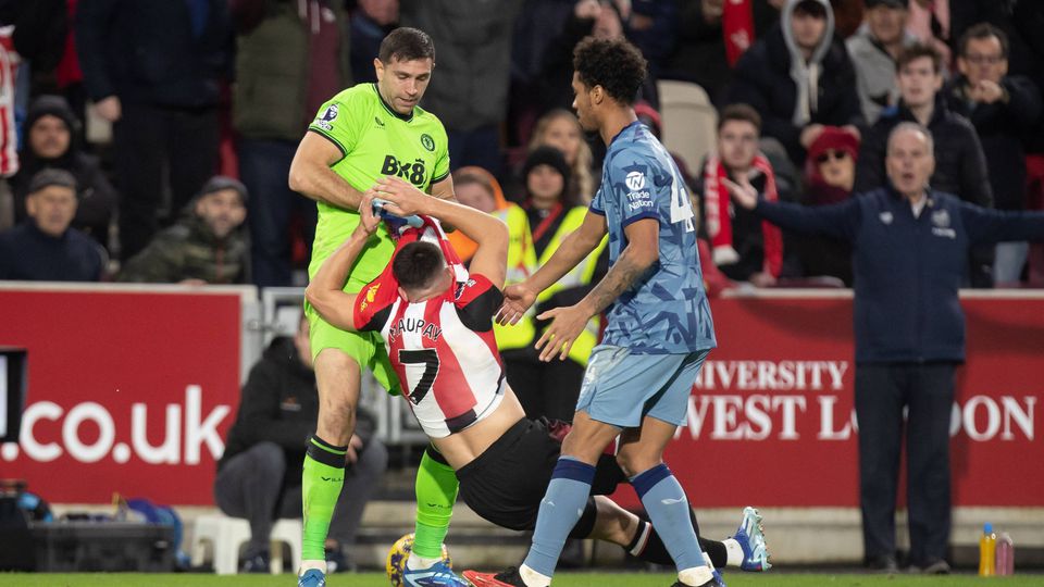 FOTOS E VÍDEO: Dibu Martínez ‘picado’ com Maupay e Unai Emery teve de entrar em campo