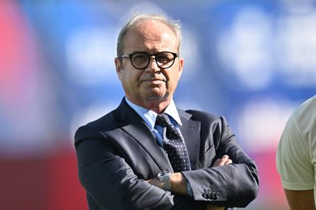 Luís Campos, diretor desportivo do PSG, de braços cruzados
