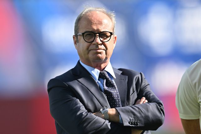 Luís Campos, diretor desportivo do PSG, de braços cruzados