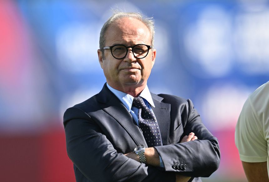 Luís Campos, diretor desportivo do PSG, de braços cruzados