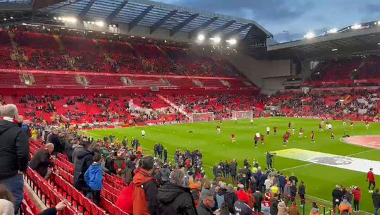 Equipa do Manchester United entra para o aquecimento