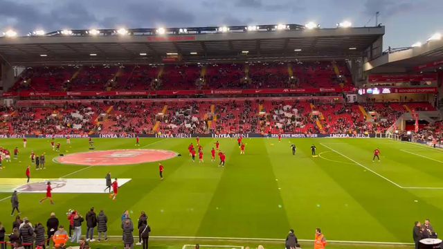 Equipa do Liverpool entra para o aquecimento e ouve aplausos